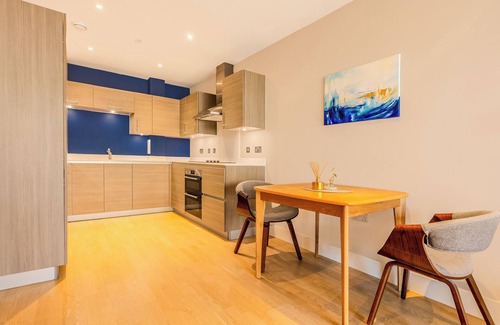 Tower Hamlets Apartamento | Elegant 1BR Apartment, 5 Min Limehouse DLR Station