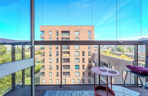 Tower Hamlets Apartamento | Elegant 1BR Apartment, 5 Min Limehouse DLR Station