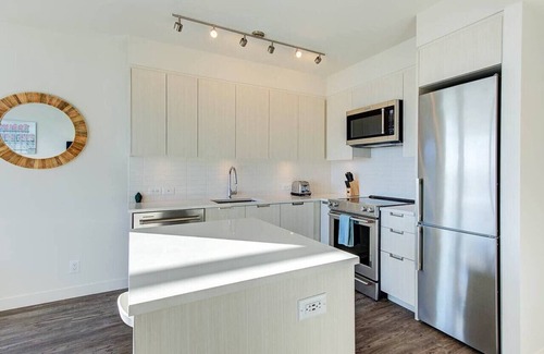 Burnaby Apartamento | Elegant 1BR Apt with Skyline Views near Metropolis