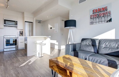 Burnaby Apartamento | Elegant 1BR Apt with Skyline Views near Metropolis
