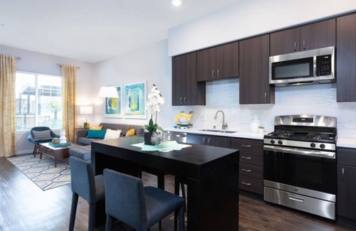 Downtown Condominio | Elegant 1BR at 300 Railway w Pool, Gym & BBQ Area
