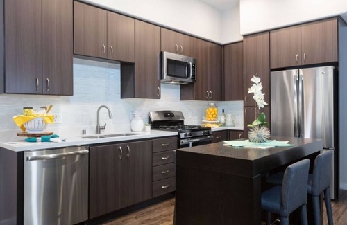 Downtown Condominio | Elegant 1BR at 300 Railway w Pool, Gym & BBQ Area