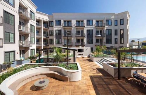 Downtown Condominio | Elegant 1BR at 300 Railway w Pool, Gym & BBQ Area