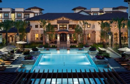 Las Colinas Condominio | Elegant 1BR Condo at AMLI at Escena w Pool