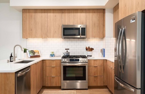 Burlingame Condominio | Elegant 1BR Condo with Pool– One Adrian Living