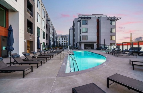 Burlingame Condominio | Elegant 1BR Condo with Pool– One Adrian Living