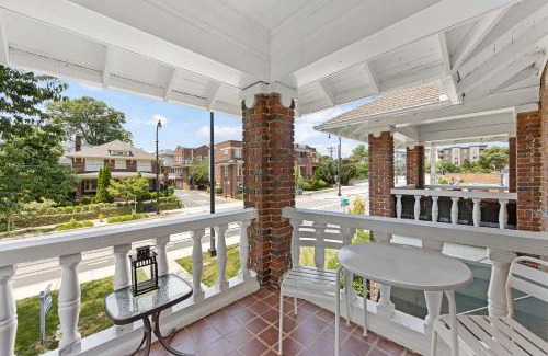 Charlotte Casa | Elegant 1BR in Elizabeth with Covered Porch