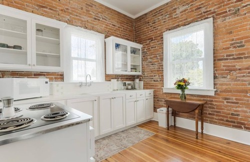 Newberg Condominio | Elegant 1BR Loft in Historic Downtown Newberg – The 1888