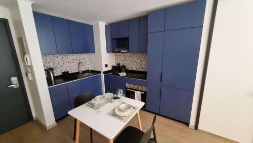 Apoquindo Apartamento | Elegant 1BR Retreat for 3 in Vibrant Las Condes
