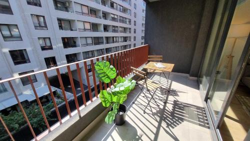 Apoquindo Apartamento | Elegant 1BR Retreat for 3 in Vibrant Las Condes