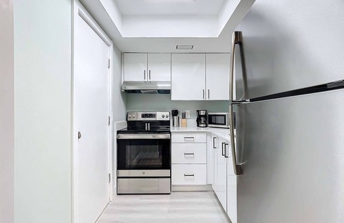 Lauderdale Harbours Condominio | Elegant 1BR with Pool & Full Amenities