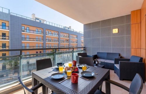Olhao Apartamento | Elegant 2 BDR Flat W/ Rooftop Pool by LovelyStay