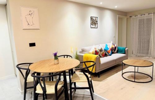 Manchester Apartamento | Elegant 2-Bed 2-Bath Apt in Manchester with Balcony