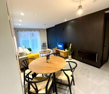 Manchester Apartamento | Elegant 2-Bed 2-Bath Apt in Manchester with Balcony