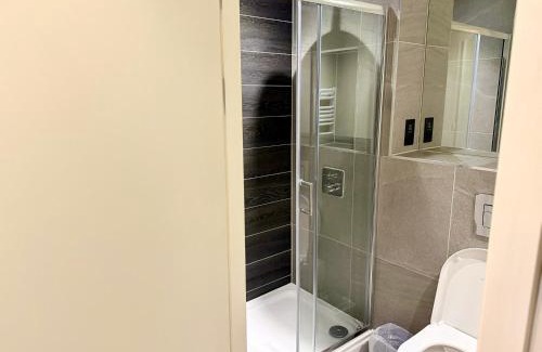 Manchester Apartamento | Elegant 2-Bed 2-Bath Apt in Manchester with Balcony