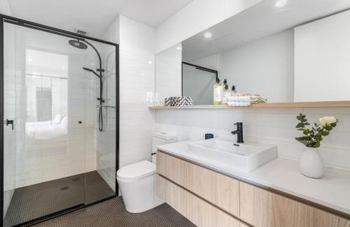 Caulfield North Apartamento | Elegant 2 Bed 2 Bath Apartment at Caulfield Park with Balcony & Parking