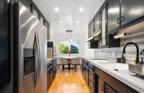 Los Feliz Condominio | Elegant 2-bedroom Condo in wonderful Los Feliz with WiFi, Office Space and AC