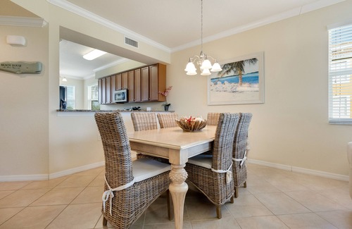 Braden River Condominio | Elegant 2-bedroom Condo with Picturesque Pond and Golf Course Views