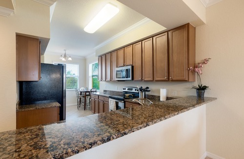 Braden River Condominio | Elegant 2-bedroom Condo with Picturesque Pond and Golf Course Views