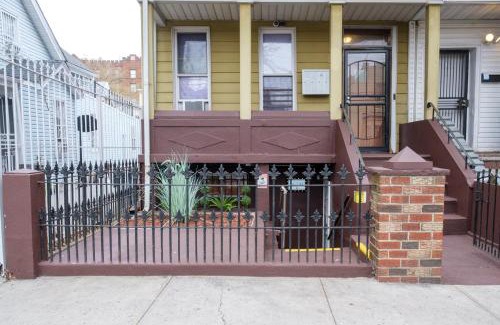 Cypress Hills Apartamento | Elegant 2 Bedroom Suite w Modern Amenities