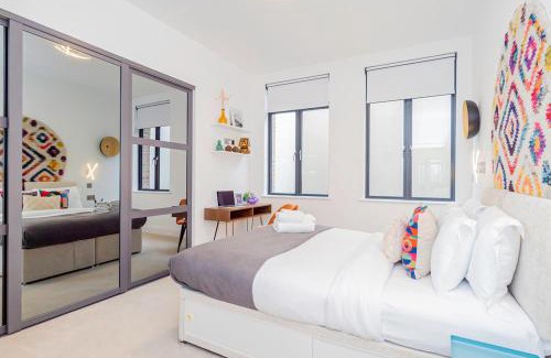 Acton Apartamento | Elegant 2 Beds, 2 Baths Flat with Private Terrace, High-End Finishes and Chic Furnishings