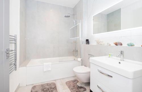 Acton Apartamento | Elegant 2 Beds, 2 Baths Flat with Private Terrace, High-End Finishes and Chic Furnishings