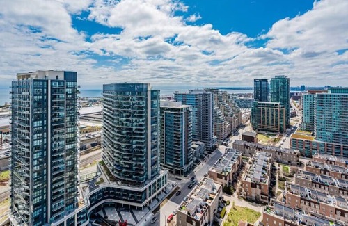 King West Village Condominio | Elegant 2BD Condo with Balcony, Lake & City View