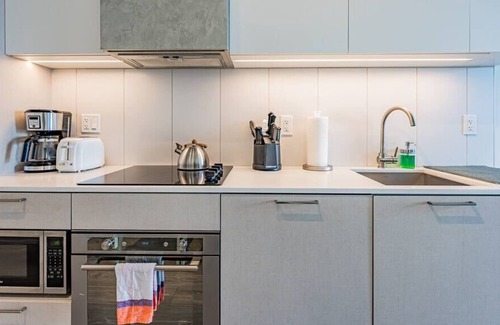 King West Village Condominio | Elegant 2BD Condo with Balcony, Lake & City View