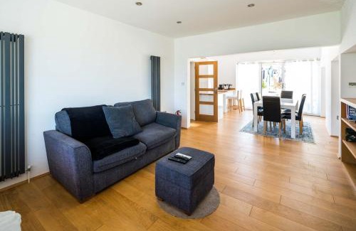 Knight's Hill Casa | Elegant 2BD House with Garden and Decked Patio