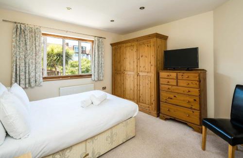 Knight's Hill Casa | Elegant 2BD House with Garden and Decked Patio