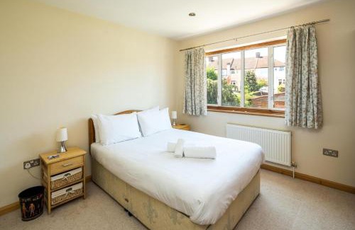 Knight's Hill Casa | Elegant 2BD House with Garden and Decked Patio