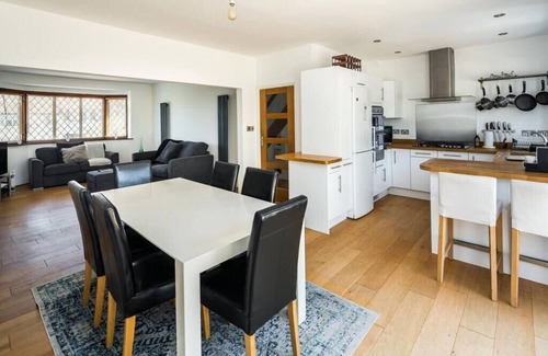 Knight's Hill Casa | Elegant 2BD House with Garden and Decked Patio