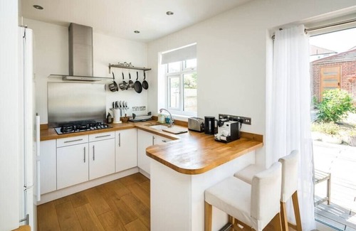 Knight's Hill Casa | Elegant 2BD House with Garden and Decked Patio
