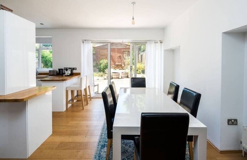 Knight's Hill Casa | Elegant 2BD House with Garden and Decked Patio