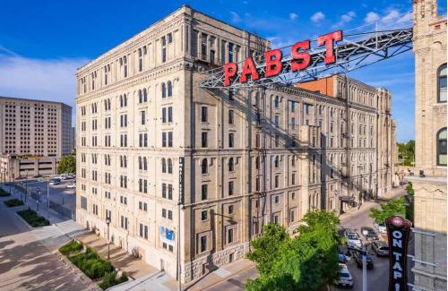 Westown Apartamento | Elegant 2BD near Historic Pabst Brewery - Fiserv