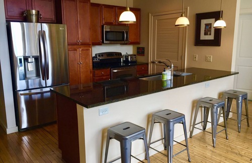 City Center Condominio | Elegante 1BR / 2BA en el corazón de Downtown RVA con aparcamiento vigilado
