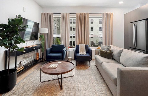 Everett Apartamento | Elegant 2BR - 2BA Oasis with Pool & Gym