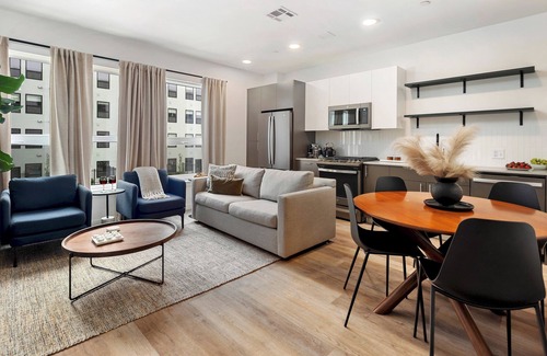 Everett Apartamento | Elegant 2BR - 2BA Oasis with Pool & Gym