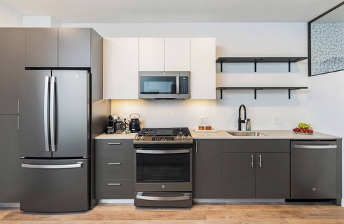 Everett Apartamento | Elegant 2BR - 2BA Oasis with Pool & Gym