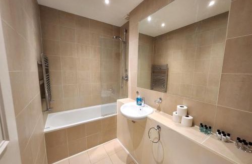 Little Venice Apartamento | Elegant 2BR Apartment Steps from Tube