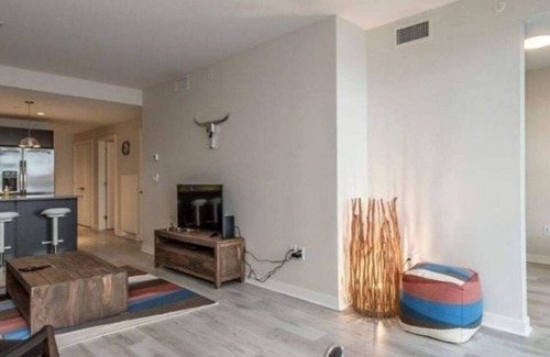 Downtown Apartamento | Elegant 2BR Apt with Skyline Views near Waterfront