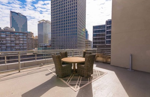 Central Business District Apartamento | Elegant 2BR condo Walk to French Quarter
