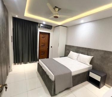 Gulshan-e-Iqbal Apartamento | Elegant 2BR Escape Gulshan Iqbal 13-E