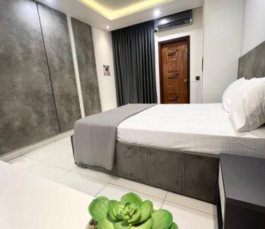 Gulshan-e-Iqbal Apartamento | Elegant 2BR Escape Gulshan Iqbal 13-E