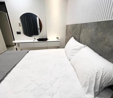 Gulshan-e-Iqbal Apartamento | Elegant 2BR Escape Gulshan Iqbal 13-E