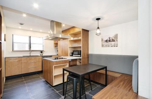 Manhattan Apartamento | Elegant 2BR Escape in Manhattan with WiFi & Parking