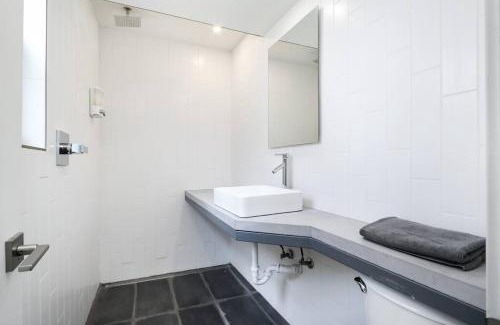 Manhattan Apartamento | Elegant 2BR Escape in Manhattan with WiFi & Parking