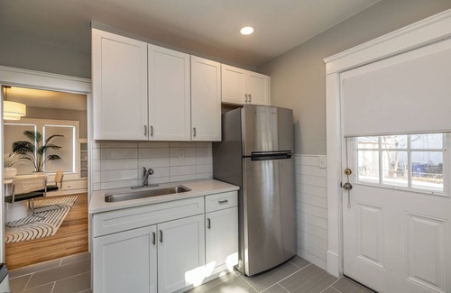 Shaker Heights Apartamento | Elegant 2BR Larchmere Classic ~ Near Cleveland Clinic & Case Western University