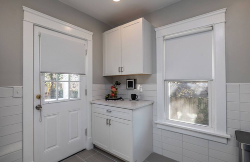 Shaker Heights Apartamento | Elegant 2BR Larchmere Classic ~ Near Cleveland Clinic & Case Western University