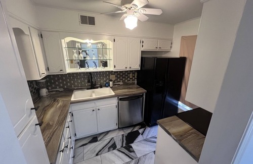 Meriwether Condominio | Elegant 2BR Midtown Condo W/Flair